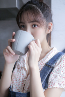 沙龙室的女大学生